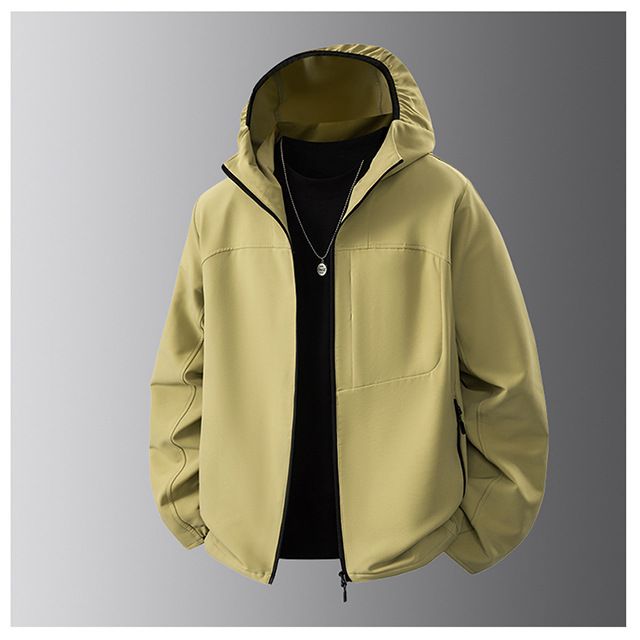 Giacca tecnologica nera antivento e impermeabile in softshell con taglio tridimensionale per esterni e autunno e inverno_voghion.com