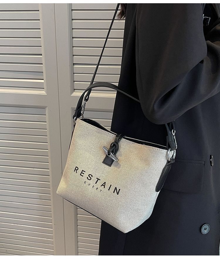 Design de nicho da moda deste ano 2025 Novas bolsas femininas casuais versáteis de lona crossbody de mão_voghion.com