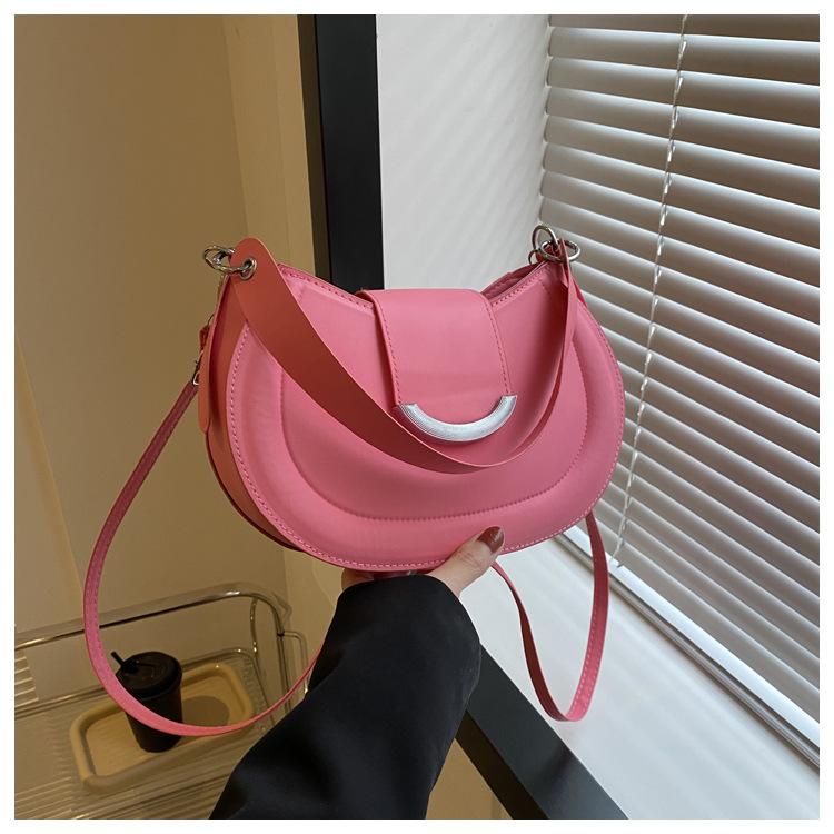 Borsa semplice per ascelle di nicchia Borsa casual a mezzaluna popolare 2023 Nuova borsa estiva Borsa a tracolla di tendenza della moda da donna_voghion.com