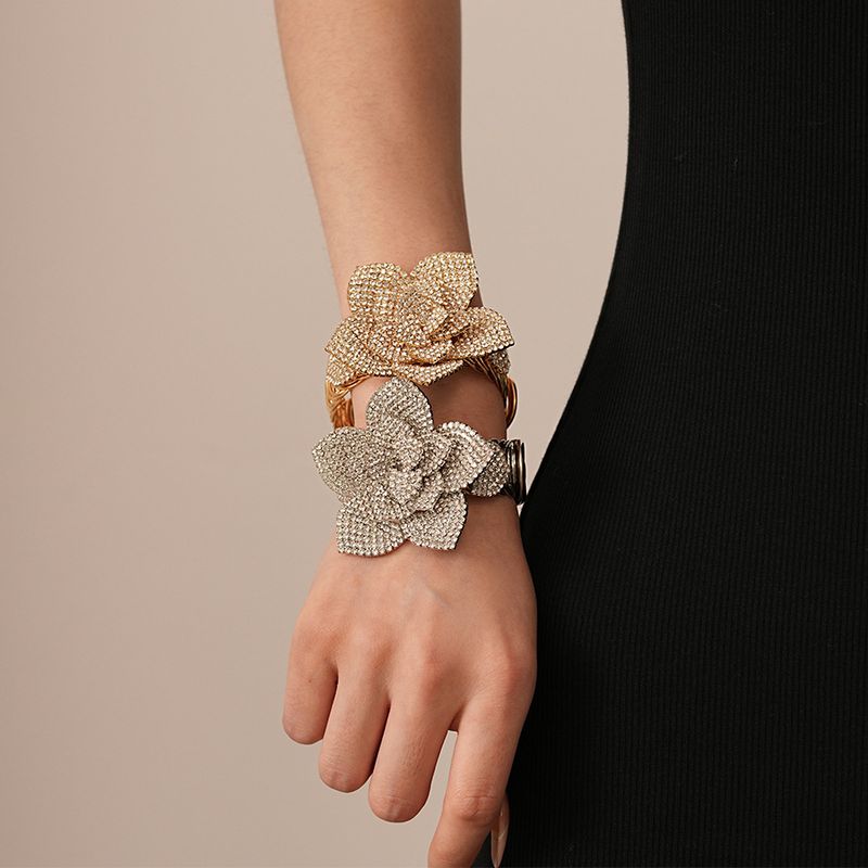 Diamond-set metallic three-dimensional flower opening bracelet_voghion.com