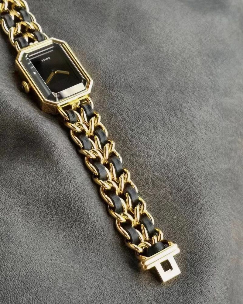 Montre femme classique, moderne, petite, carrée, noire et dorée, style vintage milieu du siècle, bracelet à chaîne tressée._voghion.com