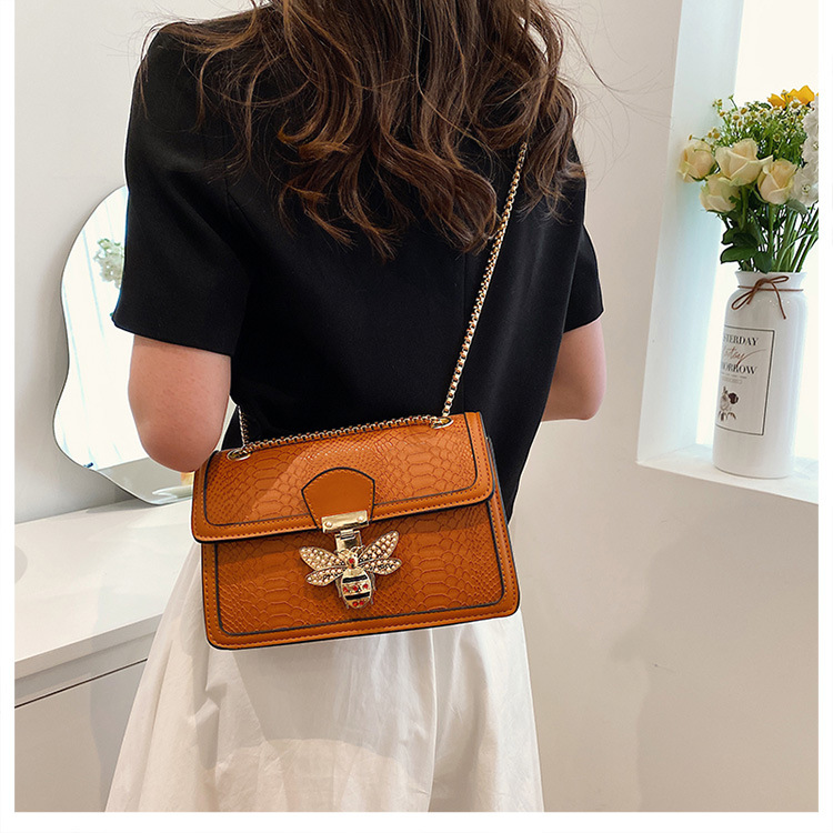 2023 ny axel crossbody damväska modekedja väska nät röd bee light lyx liten fyrkantig väska_voghion.com