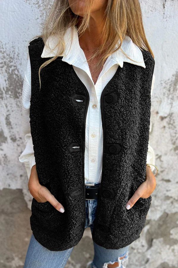 "Gilet da donna in pile di agnello con bottoni: un capo caldo ed elegante per l'autunno/inverno"_voghion.com
