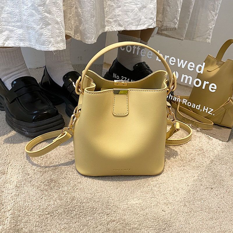 Borsa a tracolla singola con tracolla, design di nicchia elegante, stile celebrità di Internet, primavera estate 2025 da donna_voghion.com