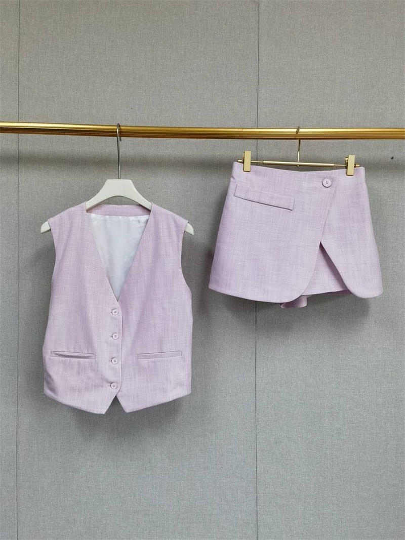 Ensemble gilet et short col V minimaliste français printemps-été – Tenue deux pièces élégante pour le bureau ou une sortie décontractée en rose crème glacée_voghion.com