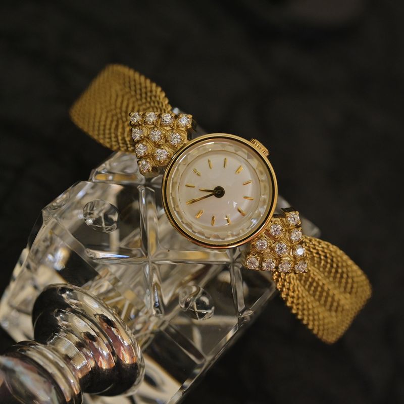Orologio da donna al quarzo con quadrante piccolo, di seconda mano, in oro, con diamanti intarsiati e strass, stile caleidoscopio antico_voghion.com