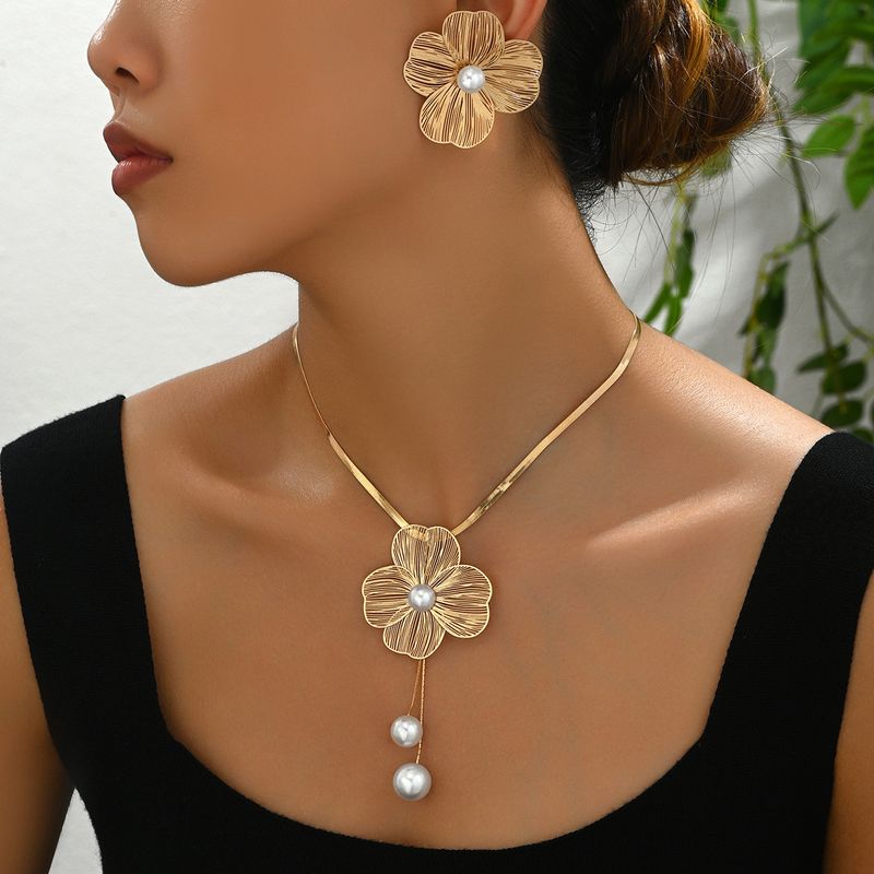 Women's Necklace And Earrings Set Versatile Flower Inlaid Pearl Design Niche Long Clavicle Chain_voghion.com