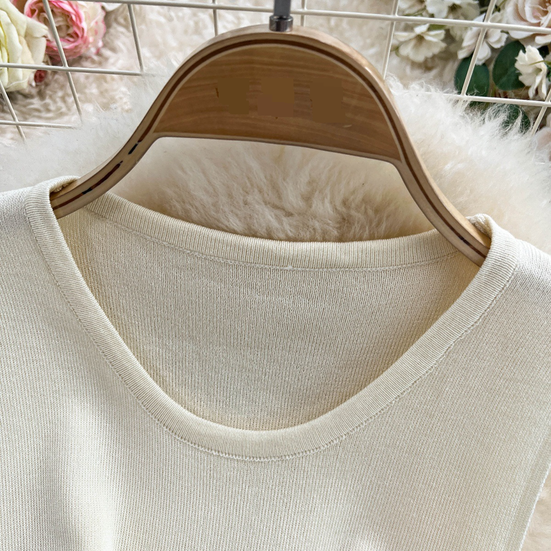 Abito da donna in maglia senza maniche con scollo rotondo, design aderente, con nappa, vita sottile e gonna di media lunghezza._voghion.com