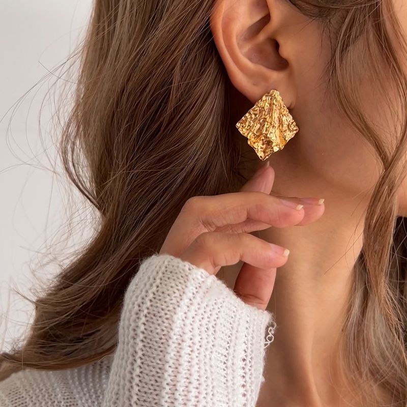 Orecchini a bottone plissettati per donne, nuovi, in stile personale, alla moda, alla moda, con temperamento irregolare._voghion.com