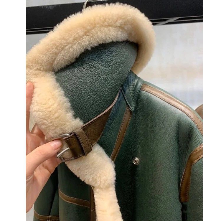 Auffällige grüne Shearling-Bomberjacke für Damen – Kurzer Kunstledermantel mit Stehkragen und Farbblockierung (Dunkelgrün) – S/M/L/XL/2XL_voghion.com