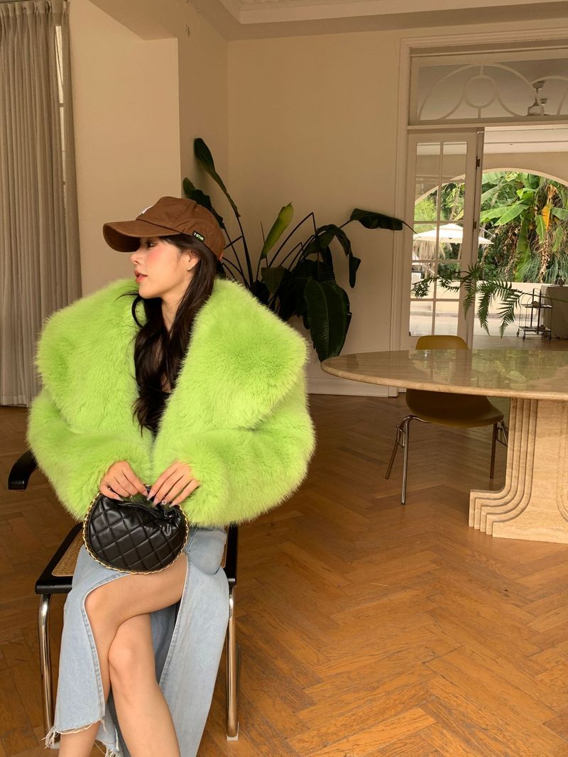 Leuchtend grüne Jacke aus Kunstfuchspelz – koreanisch inspirierter flauschiger Kurzmantel für Damen_voghion.com