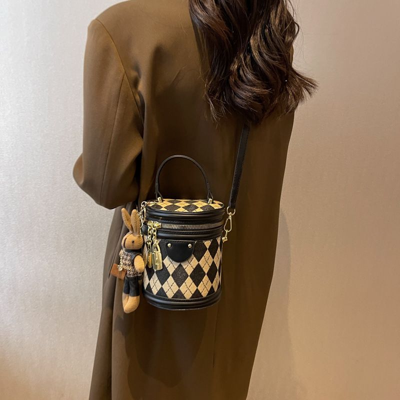 Piccola borsa a tracolla trapuntata testurizzata da donna, nuova moda primavera 2025, borsa a secchiello_voghion.com