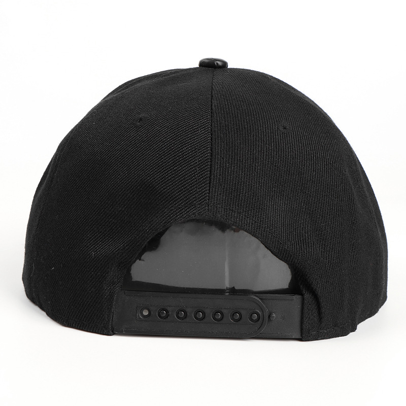 Klasična vintage ulična hip hop plesna kapa iz usnja v hip hop slogu s kovinsko lobanjo in kačjo kožo v tisku_voghion.com