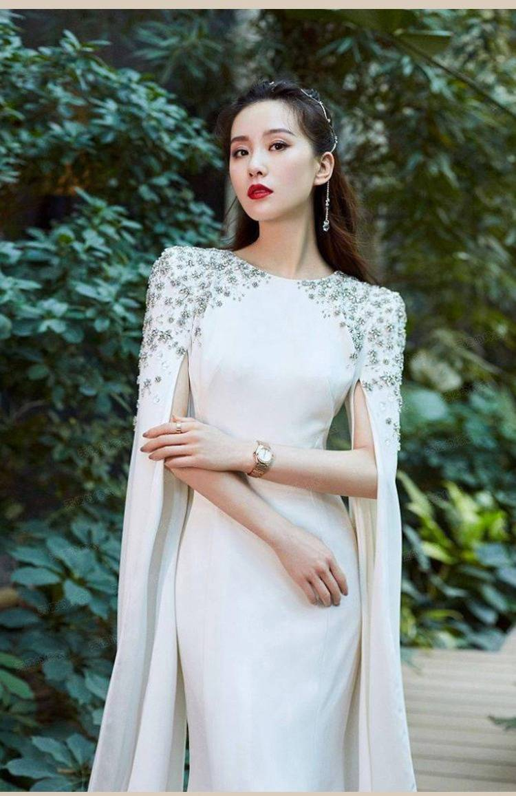 Robe de soirée blanche élégante coupe trapèze avec décolleté épaules dénudées – Robe de soirée amincissante pour banquets, chorales et événements._voghion.com