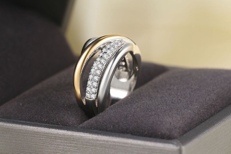 Anel feminino elegante e exclusivo com zircônias galvanizadas e separadas por cores incrustadas_voghion.com