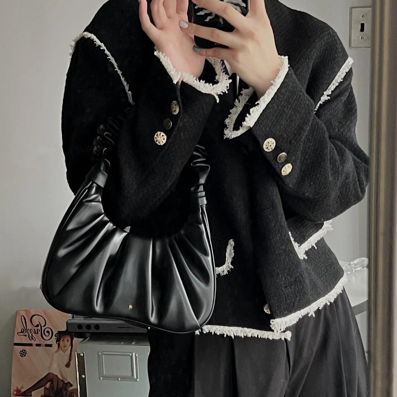 Mene tuulisiin paikkoihin, Liu Yifei. Saman tyylinen JW Cloud Bag, pehmeän nahkainen. Kädessä pidettävä kainalolaukku laskoksilla._voghion.com