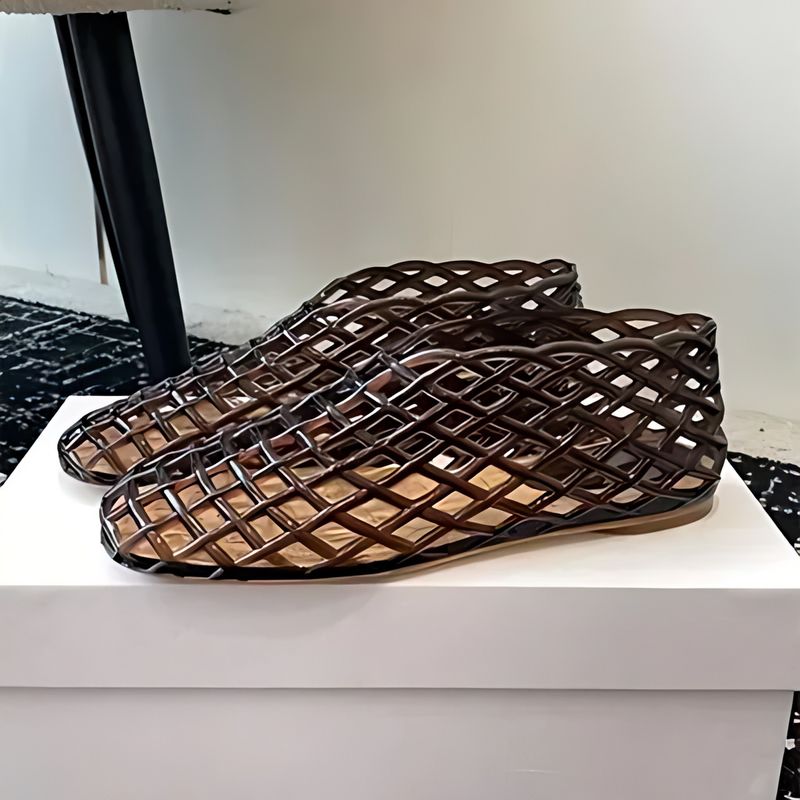 Neue koreanische Version der Baotou-Sandalen im Nischendesign für Frühling und Herbst, hohle Schuhe mit flachem Boden, bequem und atmungsaktiv_voghion.com