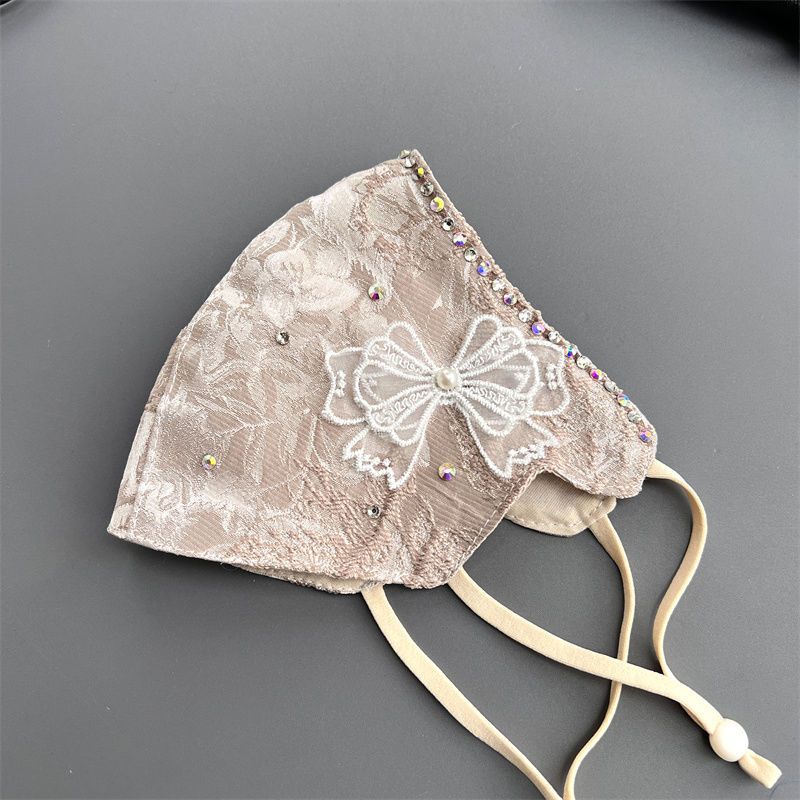 Masques pour femmes avec diamants pour prendre des photos et respirer. Nouveaux modèles 2025._voghion.com