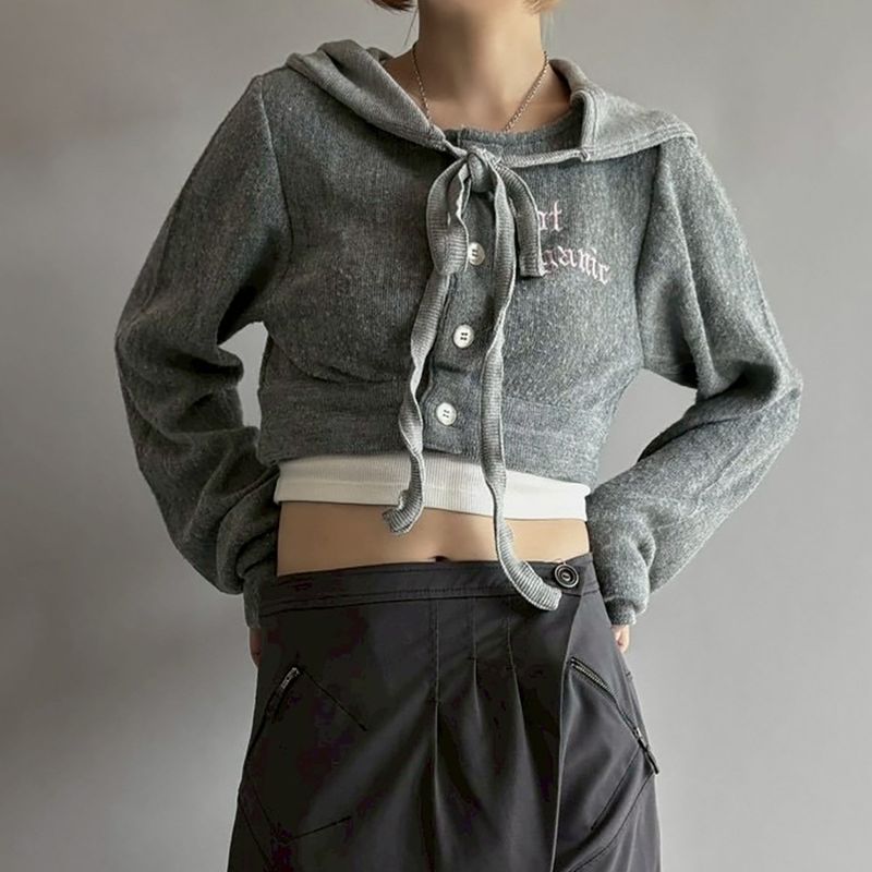 Cardigan con cappuccio retrò e ricamo di lettere – Maglione corto in maglia aderente con coulisse in vita (cappuccio oversize, elemento essenziale per lo streetwear)_voghion.com