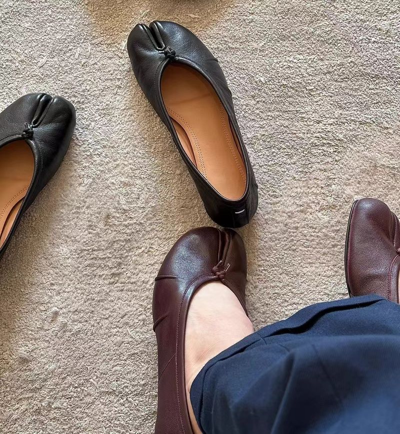 2025 neue faltig voller Split-Toe Schweinehuf Hufeisen flache Ballett einzelne Schuhe weibliche Mode Hundert exquisite Temperament_voghion.com