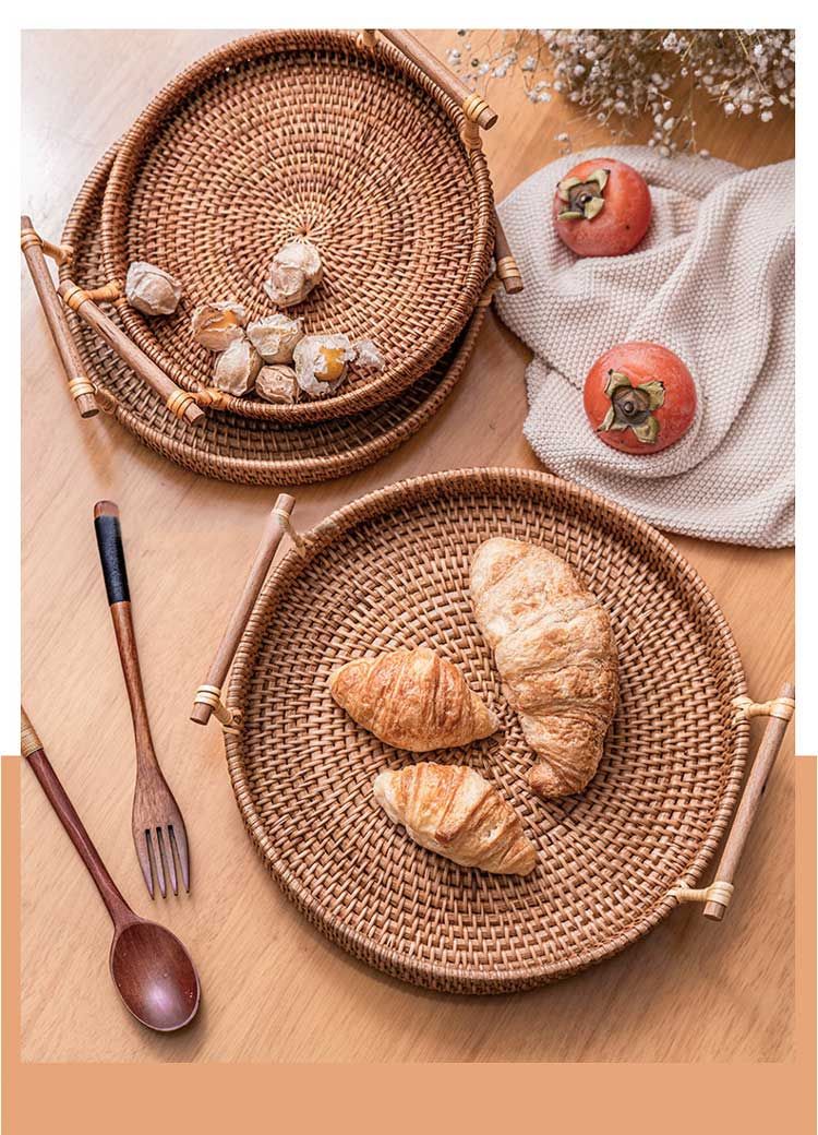 Handgewiefte Rattan-Späichertablett mat Holzgrëff Ronn Wickerkuerf Brout-Iessensteller Uebstkuchenteller Owesiessen-Servéiertablett_voghion.com