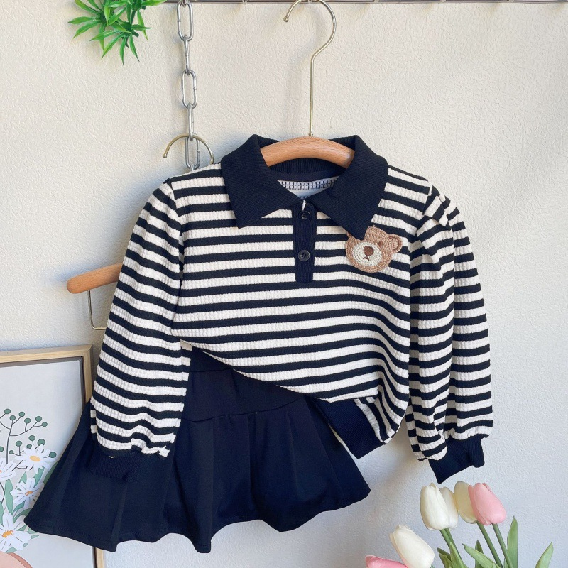 Versione coreana della nuova bambina autunnale del 2023 con felpa con cappuccio a forma di orsetto a righe e gonna corta a pieghe in due pezzi_voghion.com