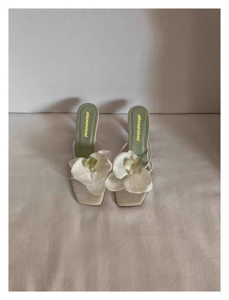 Scarpe da donna Internet Celebrità Decorazione floreale Scarpe da spiaggia da viaggio Nuovo stile Sandali con tacco alto e punta a clip per le donne da indossare all'esterno in estate_voghion.com