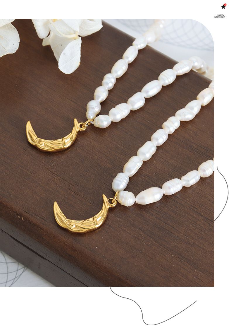 Französische Nischenpersönlichkeit Ins Cool Style Plissee Textur Mond Anhänger Schlüsselbeinkette Titanstahl Süßwasserperle_voghion.com