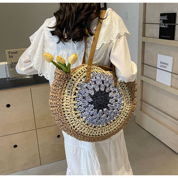 Bolso grande de paja con cremallera redonda para vacaciones en la playa con bloques de color de paja para mujer_voghion.com