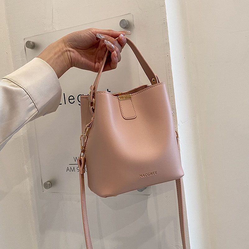 Borsa a tracolla singola con tracolla, design di nicchia elegante, stile celebrità di Internet, primavera estate 2025 da donna_voghion.com