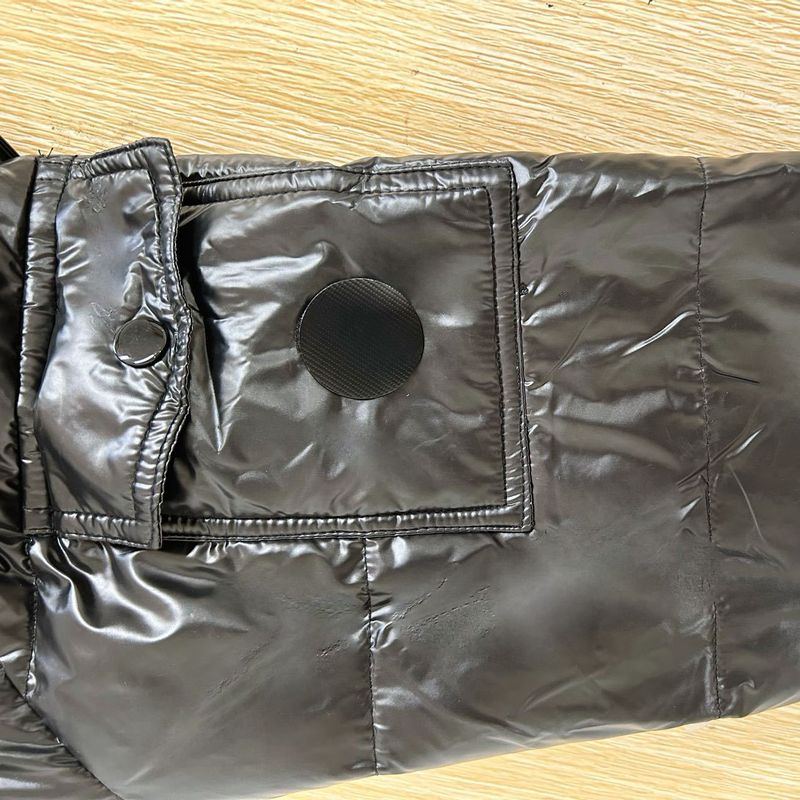 Piumino unisex nero lucido con cappuccio - Foderato in pile, spesso, vestibilità oversize per uomo e donna_voghion.com