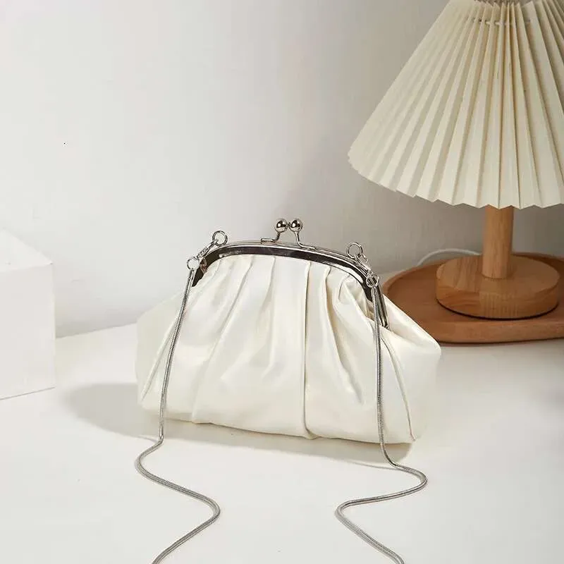 Designer 2025 Mädchen Niedliche Plissee-Clip-Nischen-Sinn-Kette 2024 Neue tragbare Messenger-Jiaozi-Tasche_voghion.com