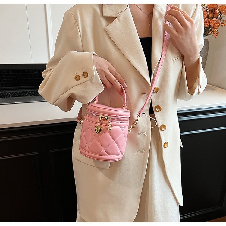 2024 Summer New Fashion Niche Crossbody Bag Texture Diamond Grid Portable Bucket Bag Retro Versatile Small Bag Girl_voghion.com