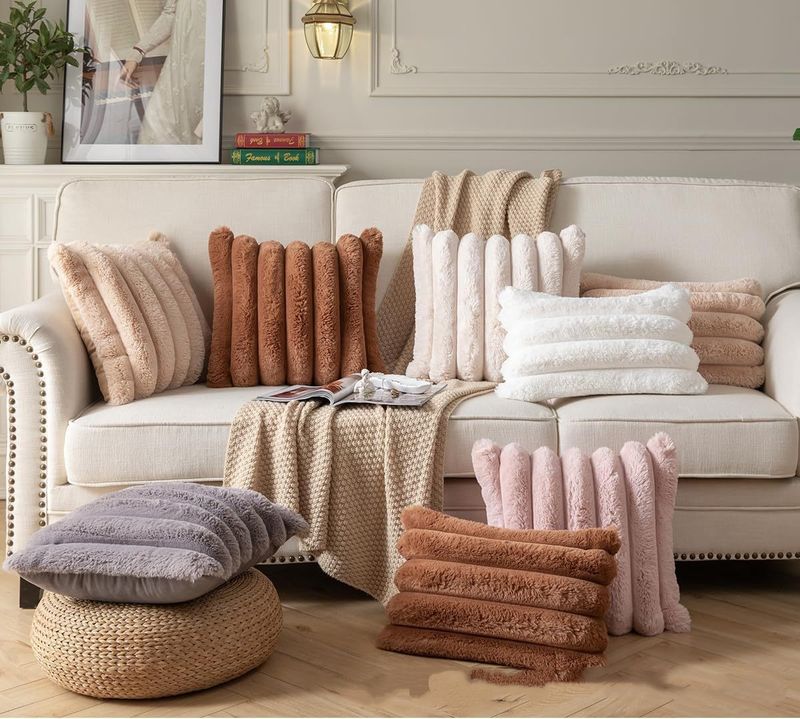 La federa è un semplice cuscino quadrato per la decorazione del divano di casa_voghion.com