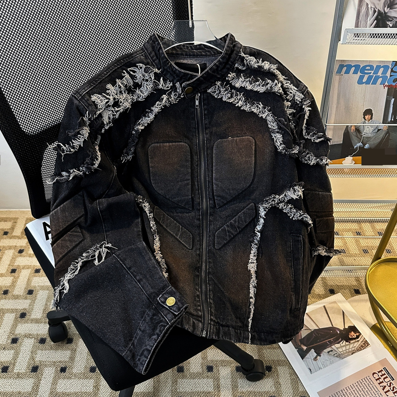 Herrenbekleidung: Amerikanische, strapazierfähige, kurze Jacke mit geprägten Schulterpolstern, robuste, im Retro-Stil gehaltene Denim-Reitjacke mit Stehkragen und rohen Kanten_voghion.com