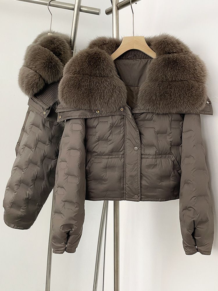 Stylische kurze Daunenjacke für Damen mit luxuriösem Fuchspelzkragen, geometrischem Musterdesign, 90 % weißen Entendaunen, warmer Wintermantel_voghion.com