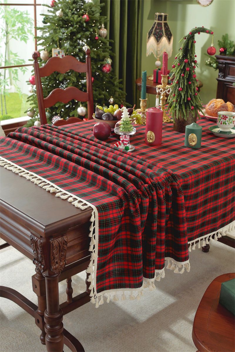 Lillian 25 Neue, individuell gefertigte, garngefärbte Polyester-Baumwoll-Weihnachts- und Kaffeetischdecken mit rotem Karomuster, Goldfaden-Dekor und Quasten_voghion.com
