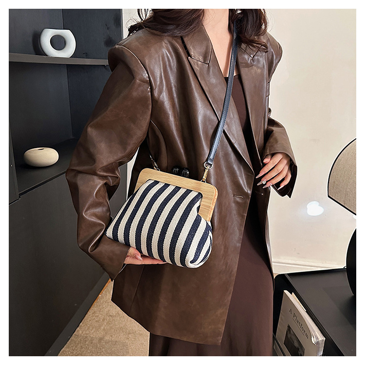 2024 Borsa da donna nuova Borsa a tracolla in tela con clip in legno a righe Borsa a tracolla con una spalla alla moda e raffinata_voghion.com