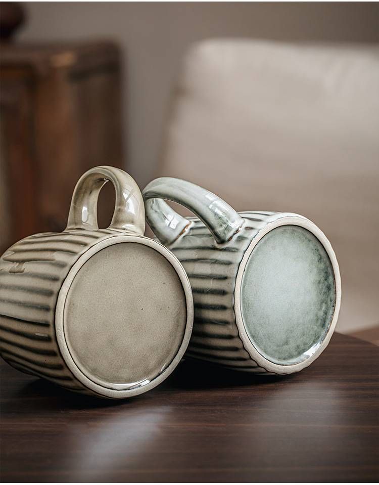 Taza artesanal con variación de esmaltado y textura en relieve - Taza de café de cerámica nórdica con tapa y cuchara, capacidad de 450 ml, diseño retro para hombre_voghion.com