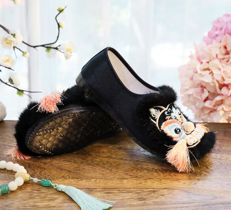 ShoeGlobe 2025 Neue flache Schuhe im chinesischen Stil, Retro-Ethno-Design, bestickt mit Tigerkopf-Motiv für Damen_voghion.com