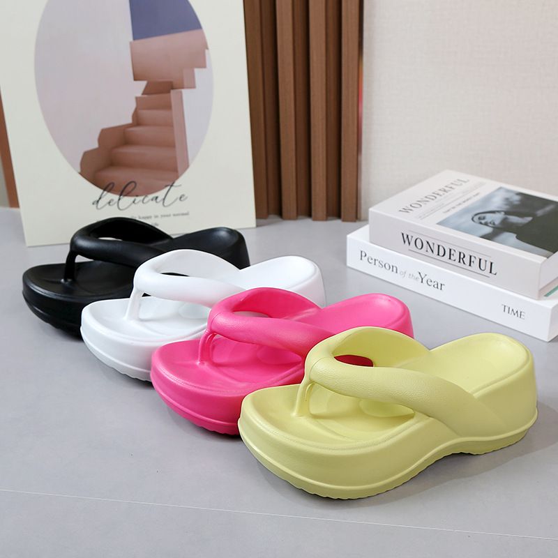Women's thick soled slippers for spring summer 2024, new outdoor fashion, beach beach, with a feeling of stepping on_voghion.com