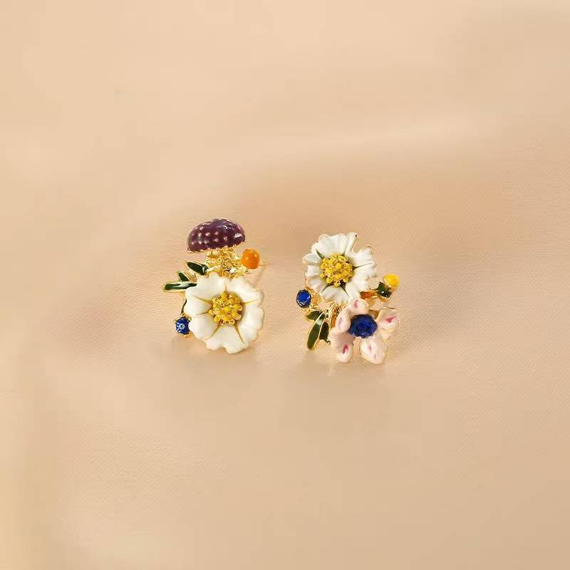 Un paio di orecchini vintage in lega di zinco con fiori in smalto a goccia_voghion.com