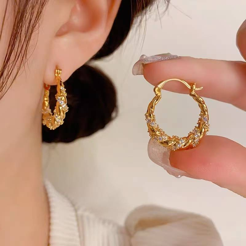 A pair of copper plated real gold European and American new wave twist winding ear ring light luxury small inlaid zircon ear buckle_voghion.com