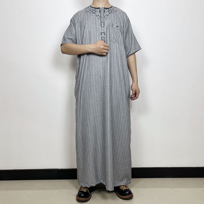 Roupas masculinas, robe marroquino bordado de manga curta com gola redonda e vários bolsos, robe com design quadrado_voghion.com