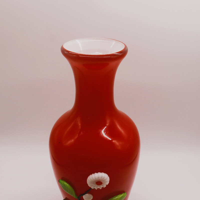 Vaso decorativo in ceramica rossa con motivo floreale bianco, stile tradizionale, portafiori artigianale, decorativo_voghion.com