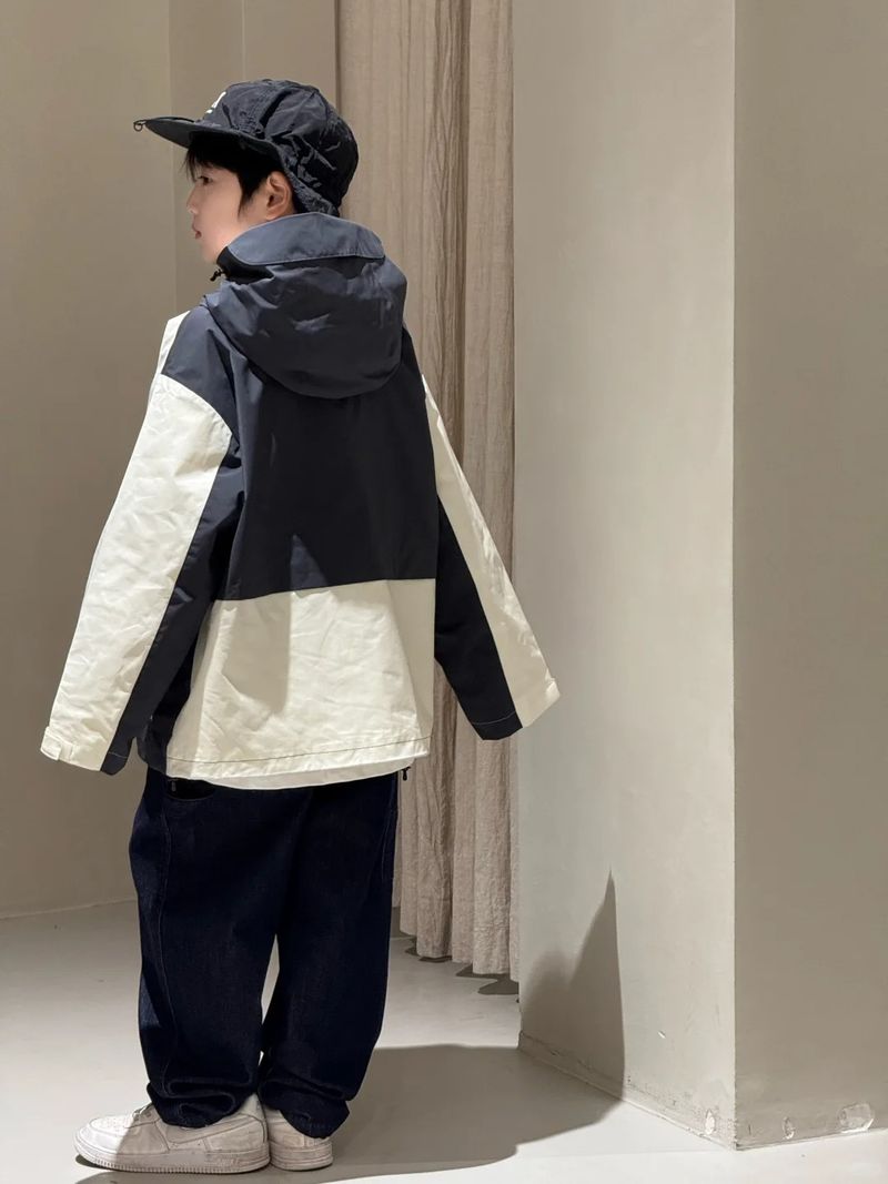 Chaqueta cortavientos para niño para aventuras al aire libre: ligera y resistente, con capucha para primavera/otoño (blanca). Chaqueta utilitaria unisex para niño._voghion.com