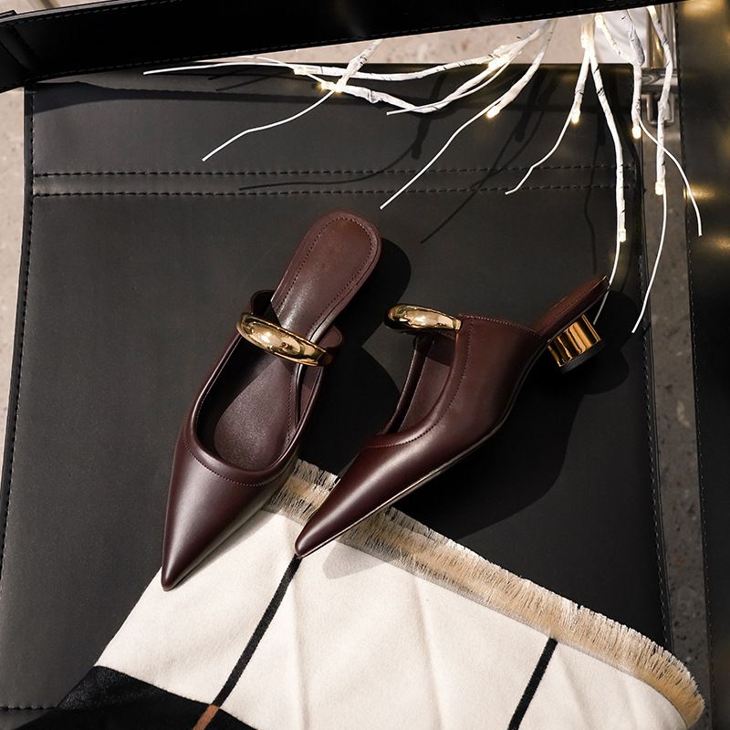 Minimalistische Spitz-Mules für Frauen, französischer Stil, klobiger Mittelabsatz, Halbschuhe, Zehenkappe aus Metall, offene Zehensandalen_voghion.com