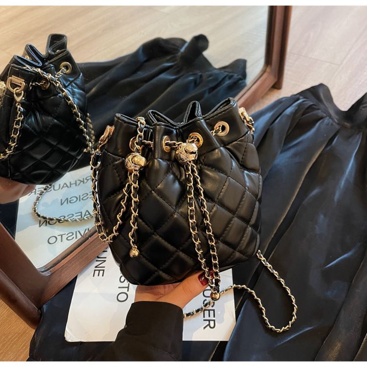 Damen Bucket Bag Diamond Chain Crossbody Bag Kleine Bucket Bag mit Kordelzug Leichte, luxuriöse, runde Bucket Bag Umhängetasche Crossbody Bag Frau_voghion.com