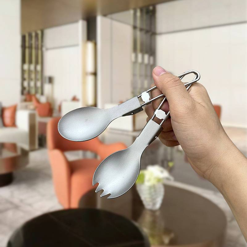 4-Stéck Portable Klappbesteck-Set - Titan Campinggeschir fir dobaussen ze iessen, Reesmesser, Gabel, Läffel, ideal fir Picknicken a Restaurantgebrauch_voghion.com