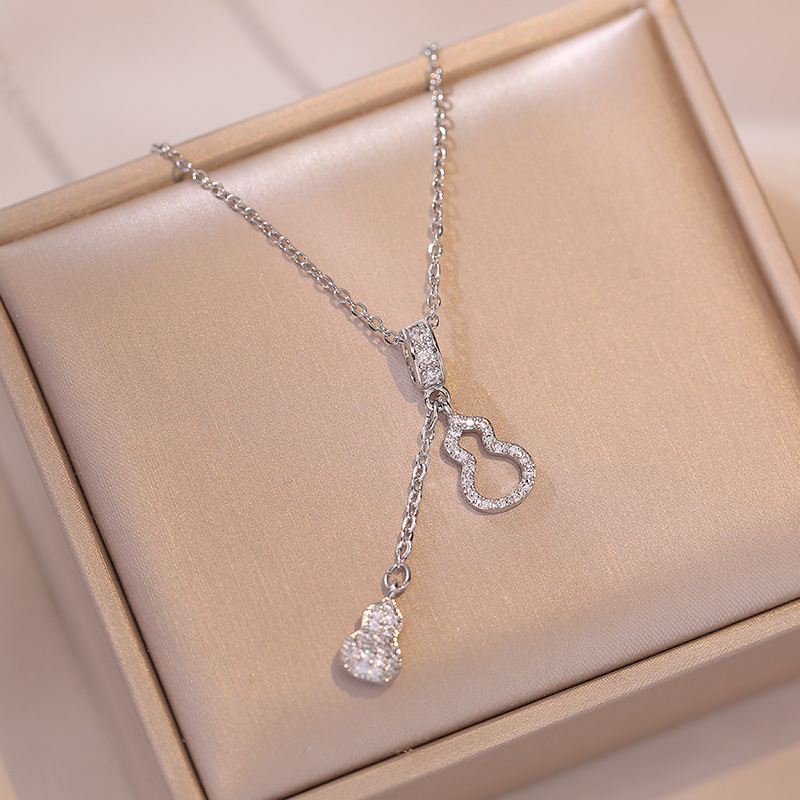 Accessoires de pendentif de tempérament de gourde de gland de concepteur avec une petite gamme de chaîne de clavicule de luxe légère nouvelle mode_voghion.com